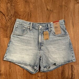 NWT Levi’s Cinch Mid-Thigh Shorts